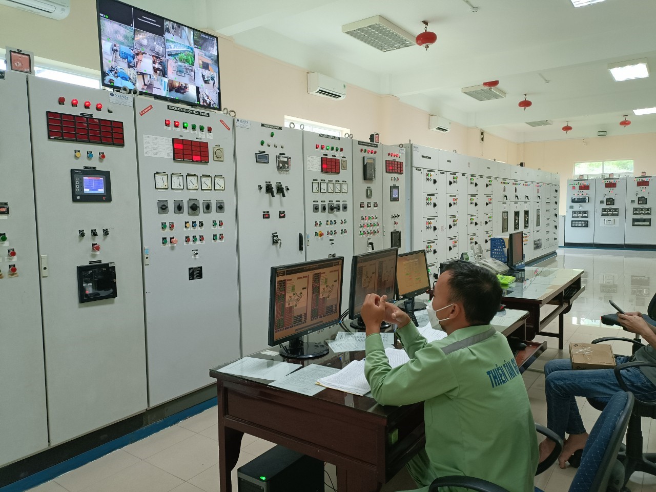 Kĩ sư giám sát và điều khiển tại nhà máy Thủy điện Hà Nang