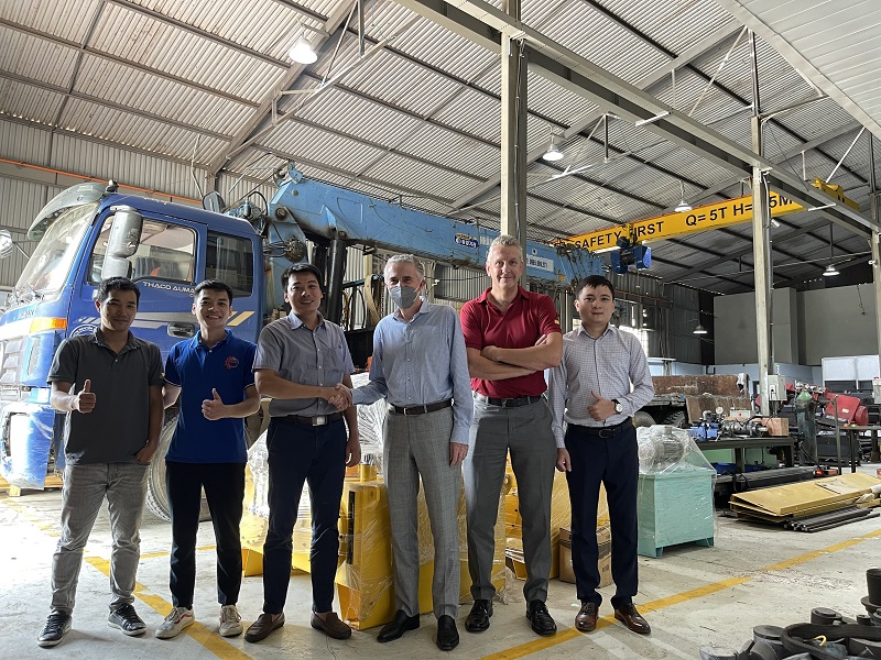 Giám đốc Parker sang thăm và làm việc tại xưởng của công ty An Huy tại Hà Nội